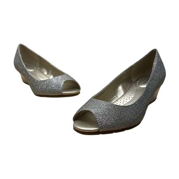 Bandolino Womens Silver Glitter Flexible Peep Toe Wedge Shoes Size 7.5M - Picture 1 of 9